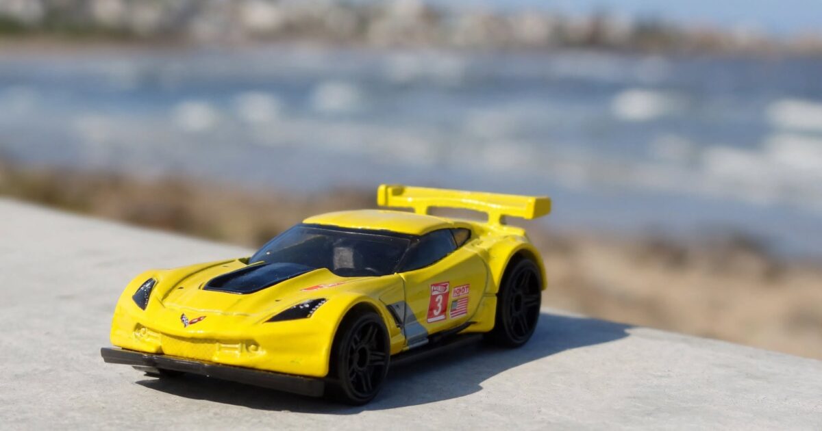 Hot Wheels Corvette C7.R review: the racing Corvette in yellow