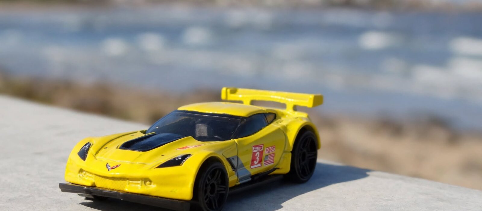 Hot Wheels Corvette C7.R review: the racing Corvette in yellow