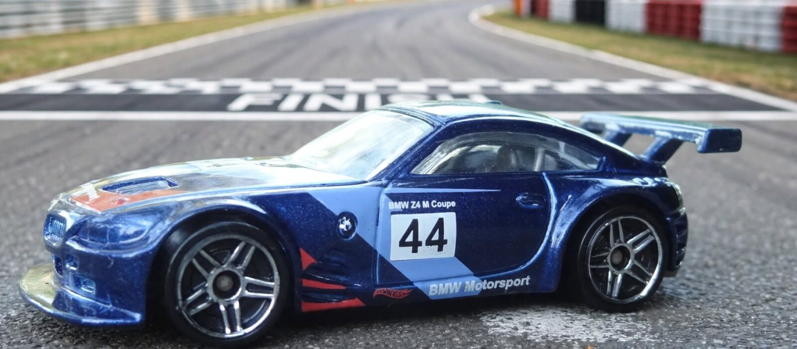 Hot Wheels BMW Z4 M Coupe: the casting is half glass and that changes everything